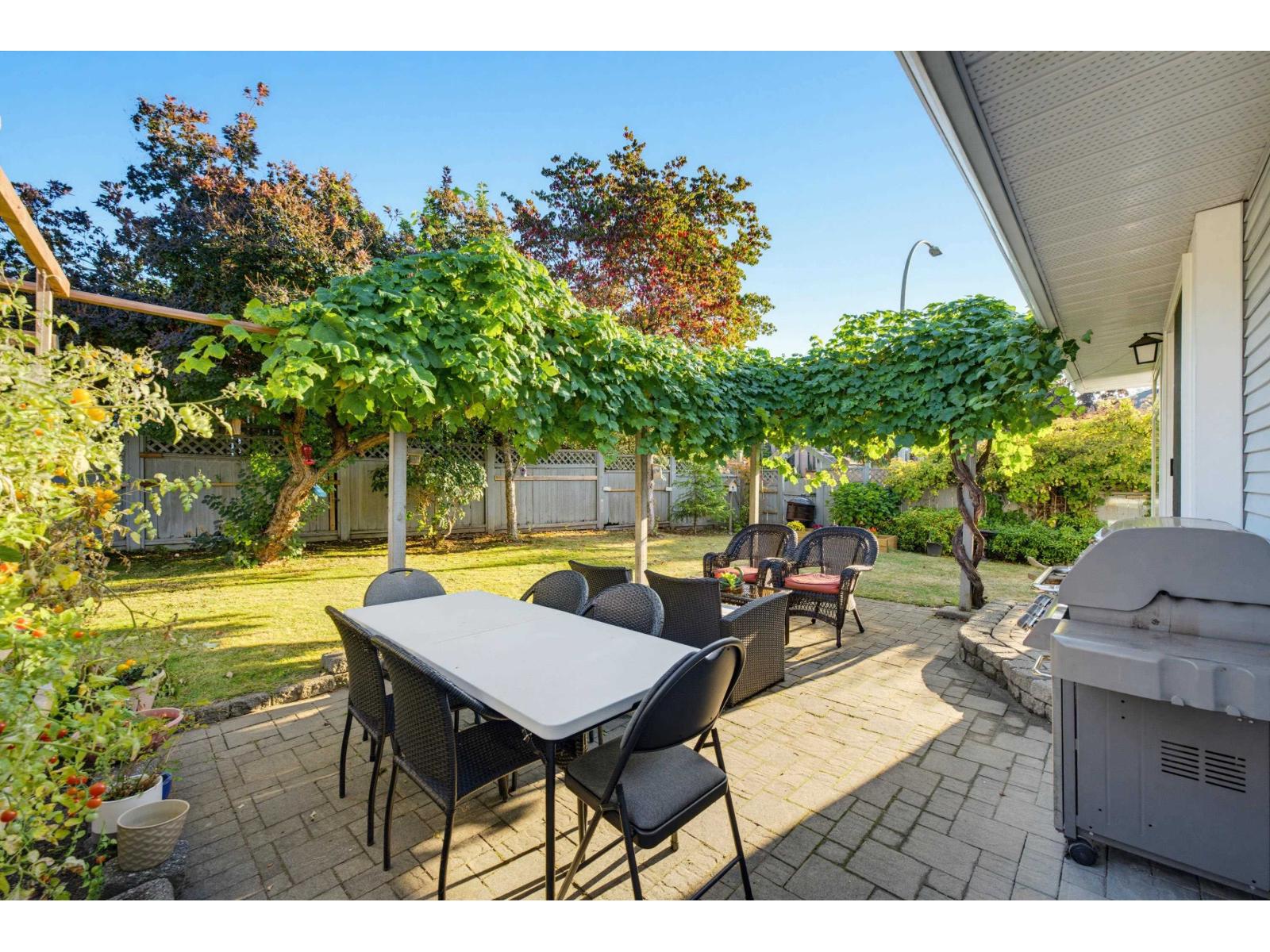 21556 86a Crescent Property Photo 4