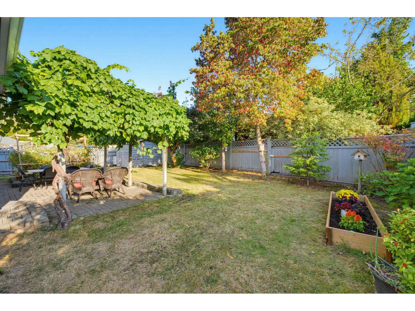 21556 86a Crescent Property Photo 5