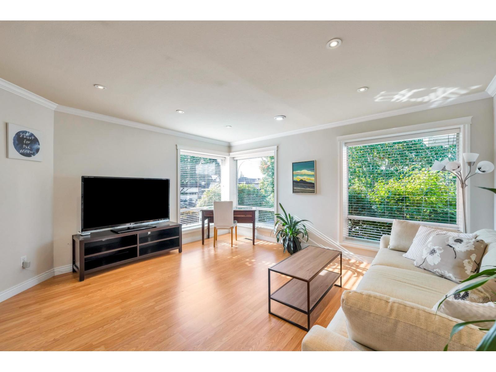 21556 86a Crescent Property Photo 8