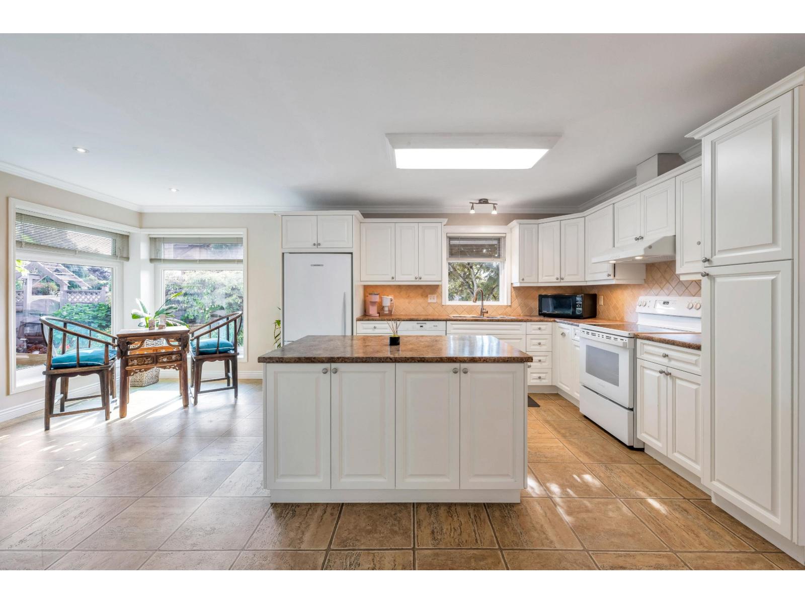 21556 86a Crescent Property Photo 16