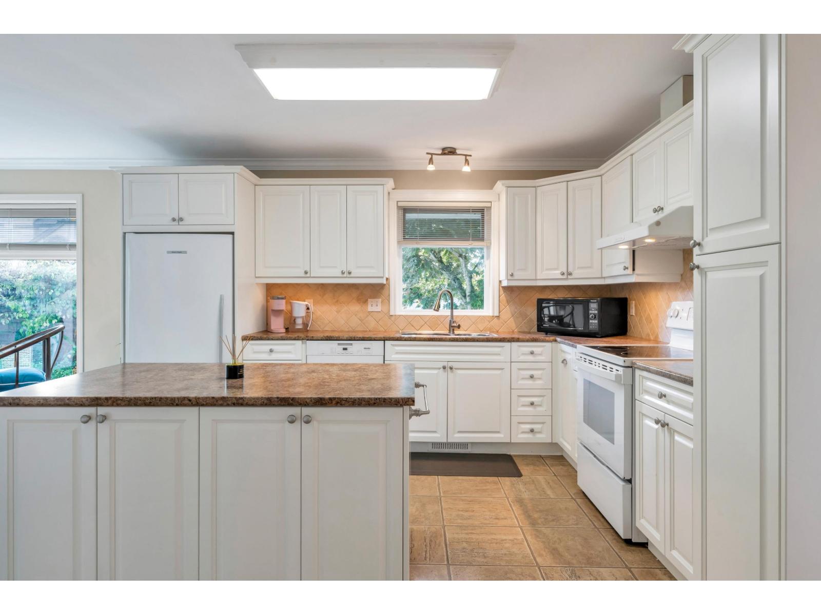 21556 86a Crescent Property Photo 17
