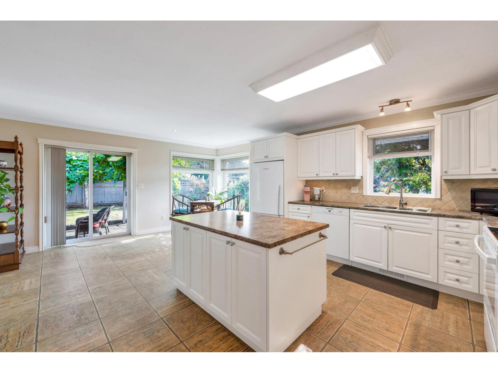 21556 86a Crescent Property Photo 18