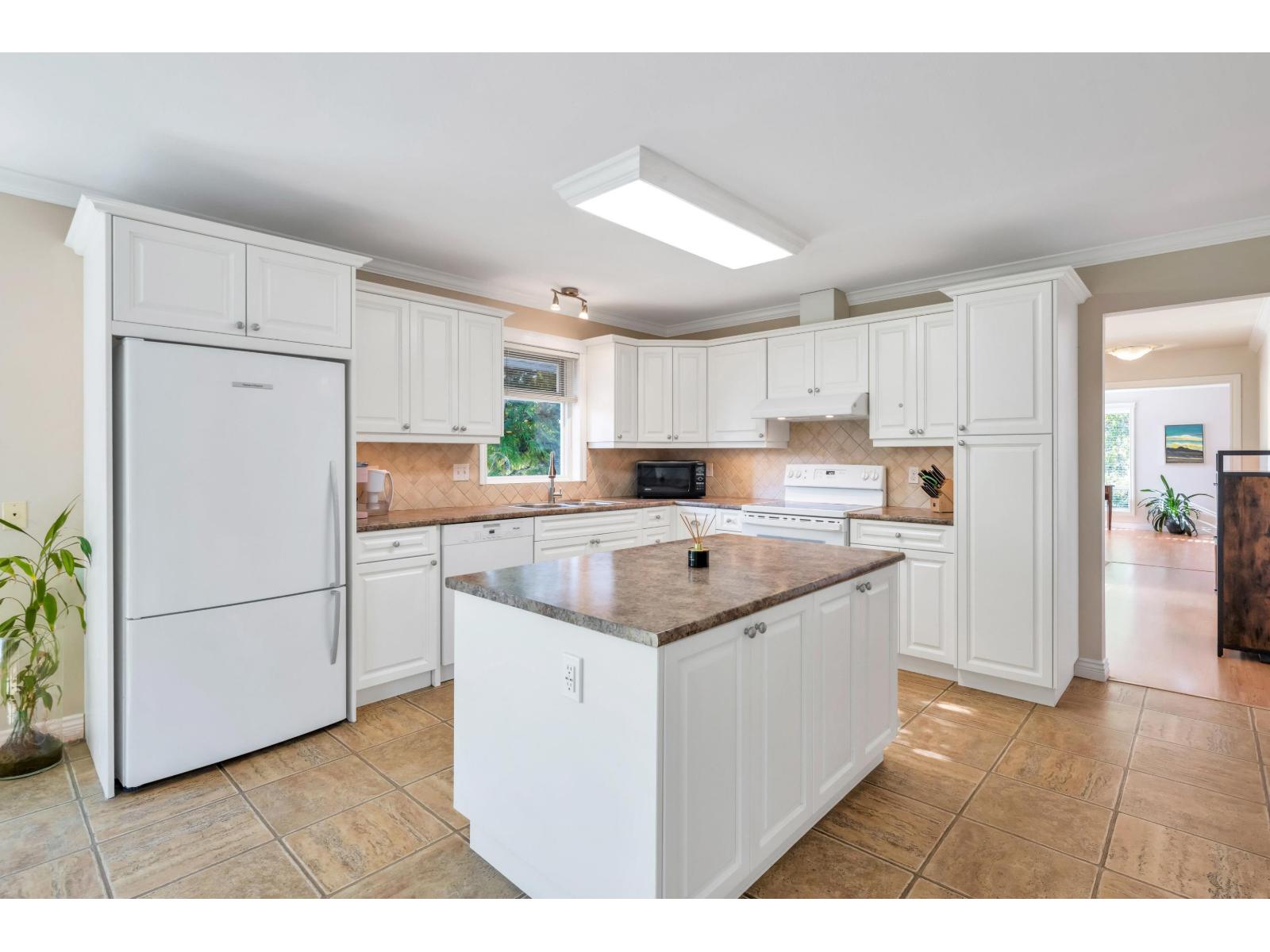 21556 86a Crescent Property Photo 19