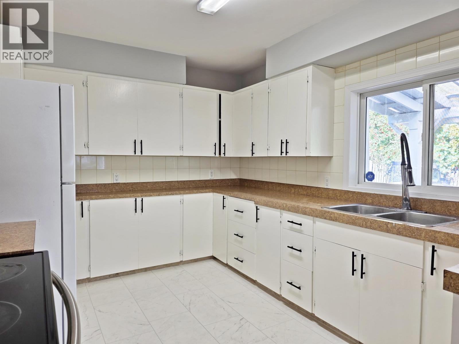 1042 Maple Drive Property Photo 4