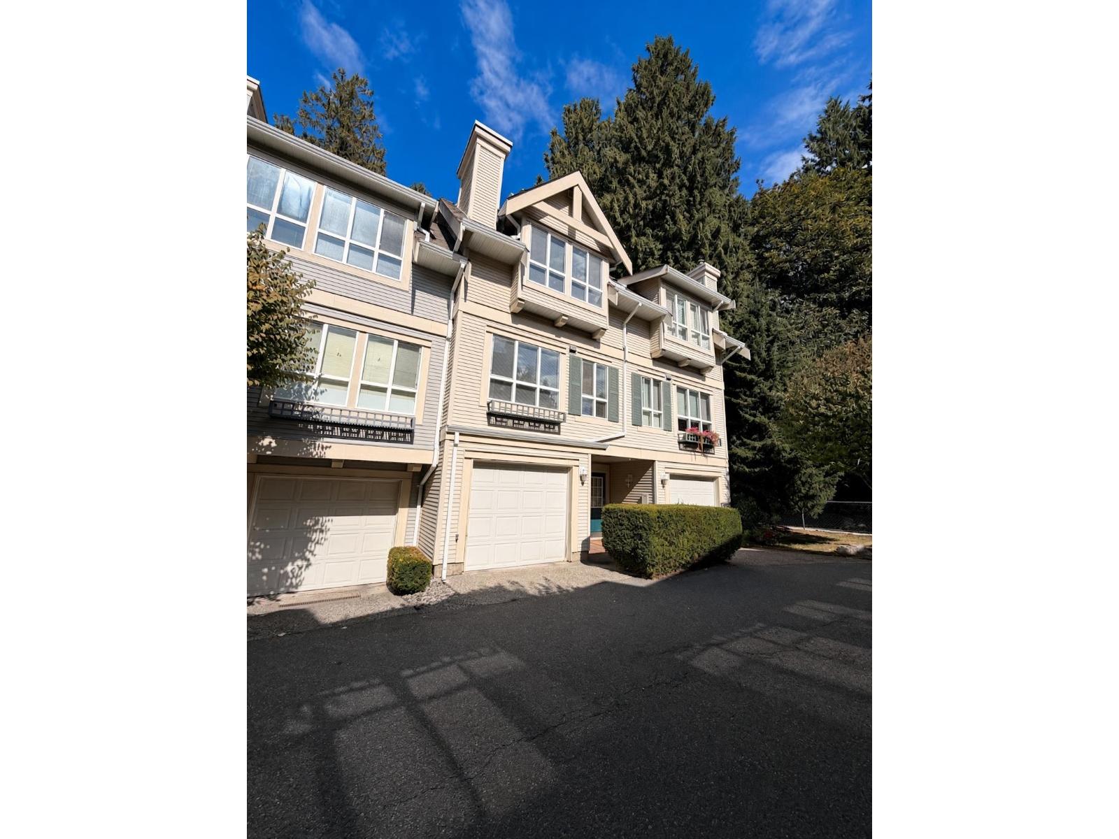 90 8844 208 STREET Property Photo 1