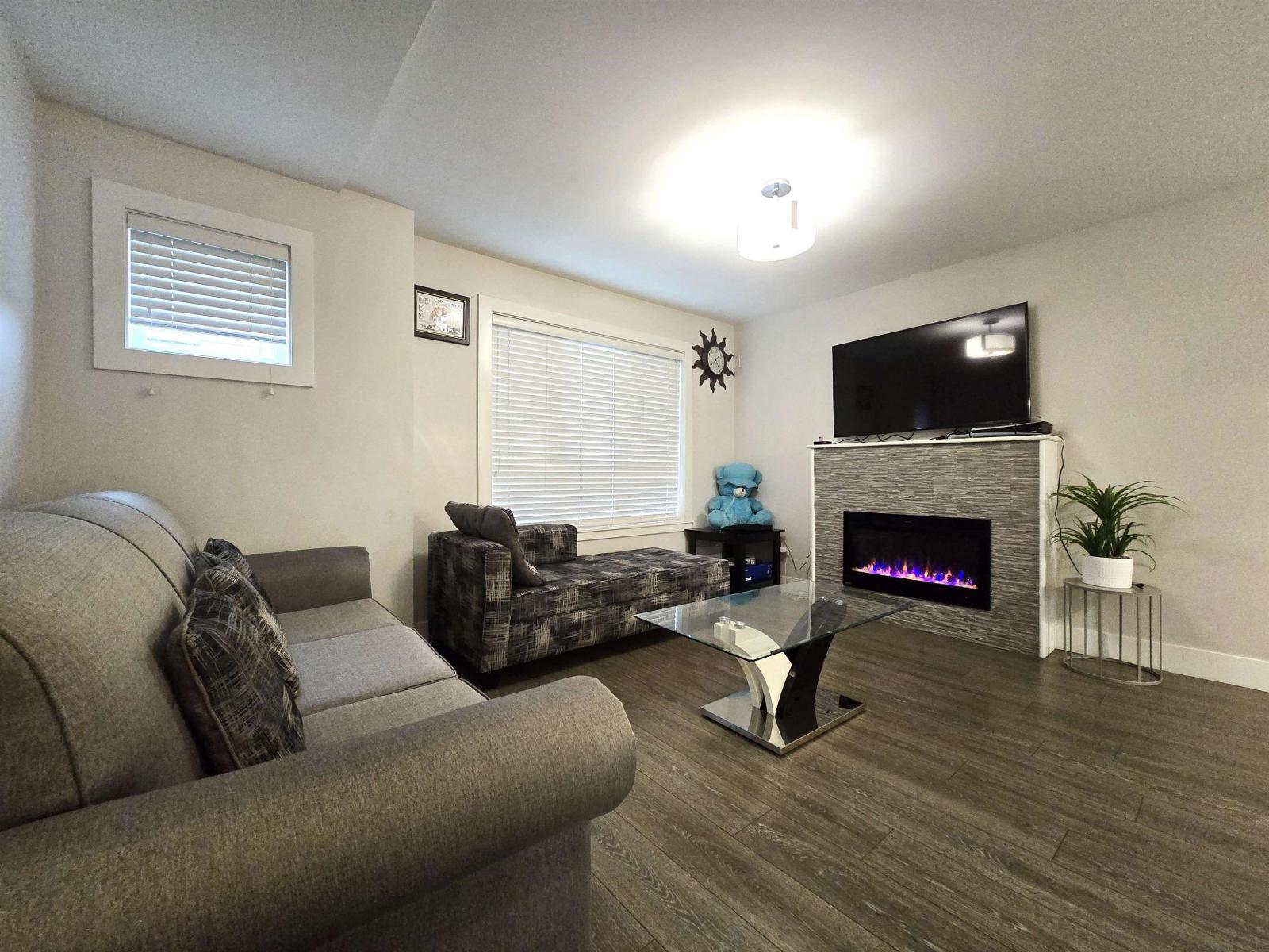 11 32138 George Ferguson Way Property Photo 2