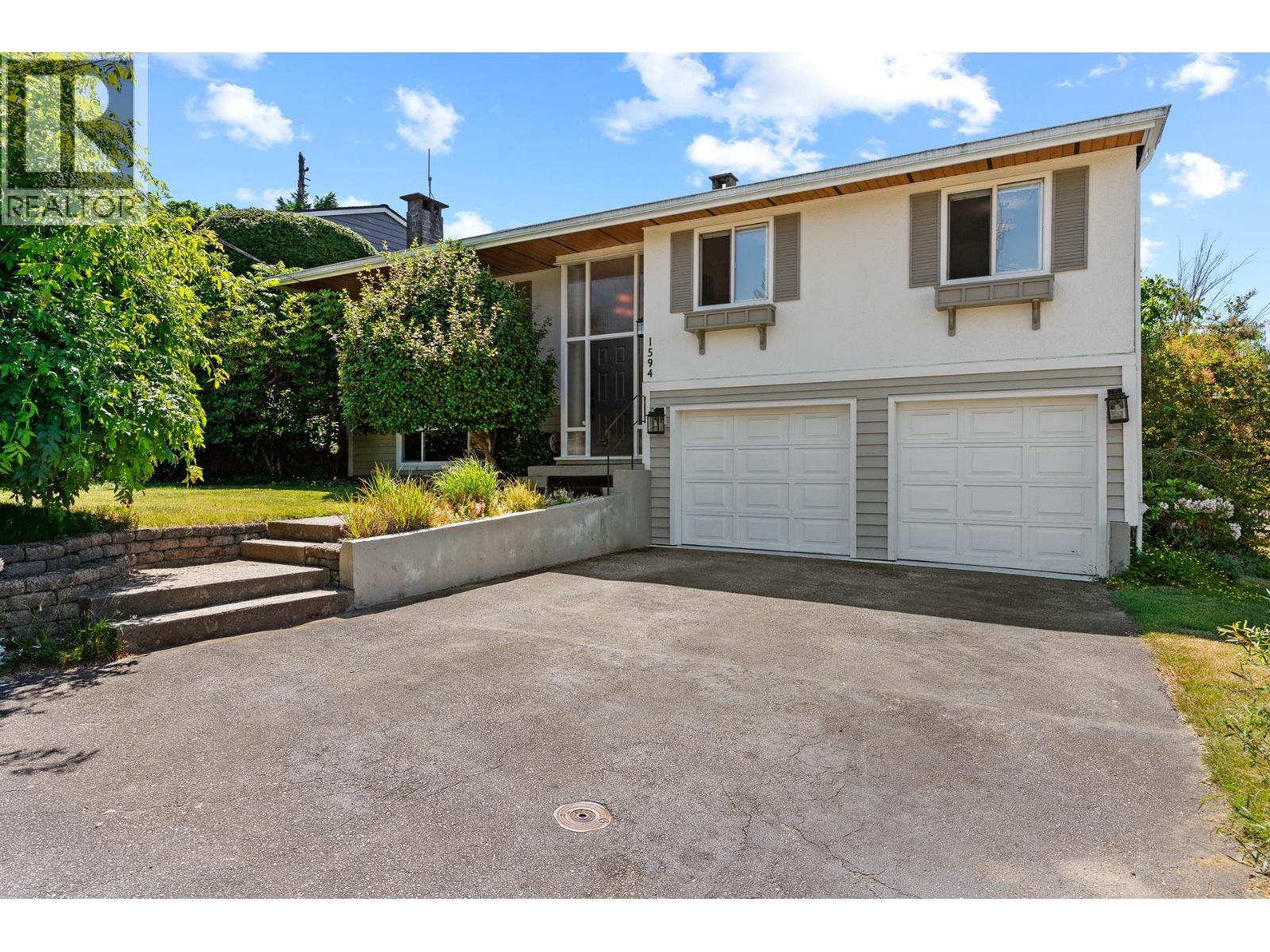 1594 Elinor Crescent Property Photo 1