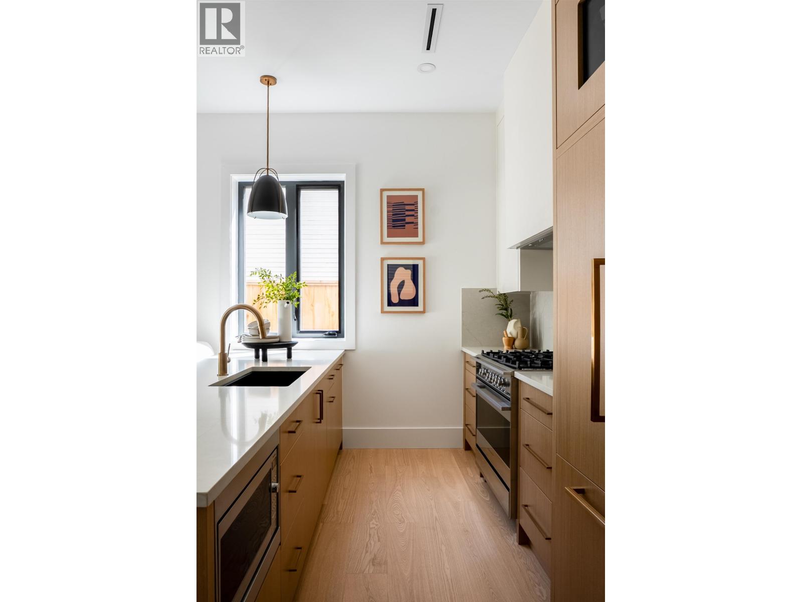 1 356 E 40th Avenue Property Photo 3