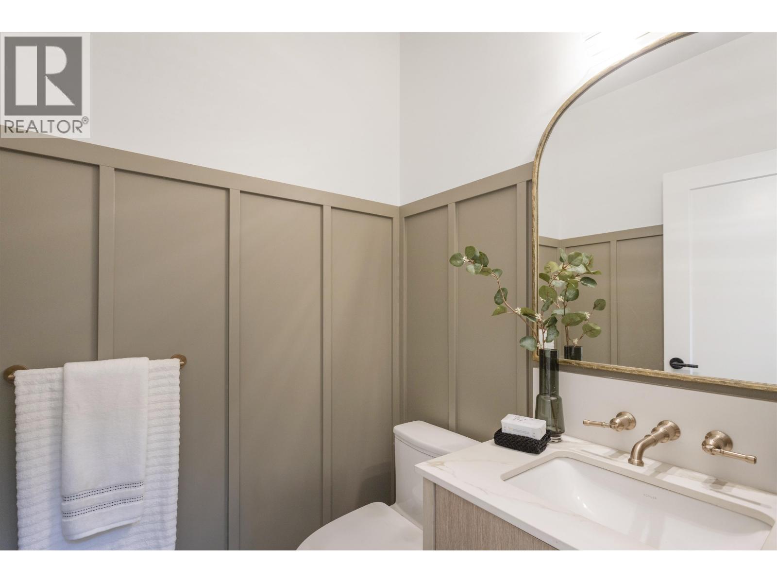 2 4315 Albert Street Property Photo 10
