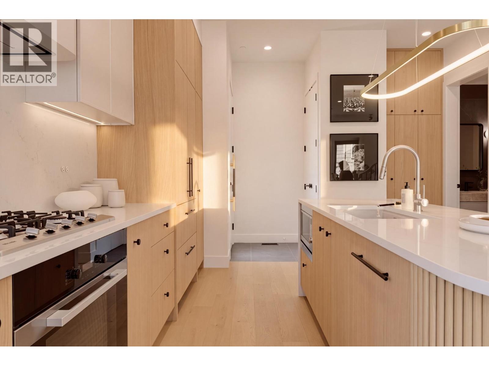 2 3185 Vine Street Property Photo 7