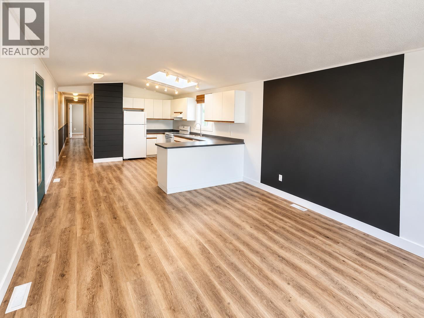 3 3278 Third Avenue Property Photo 4