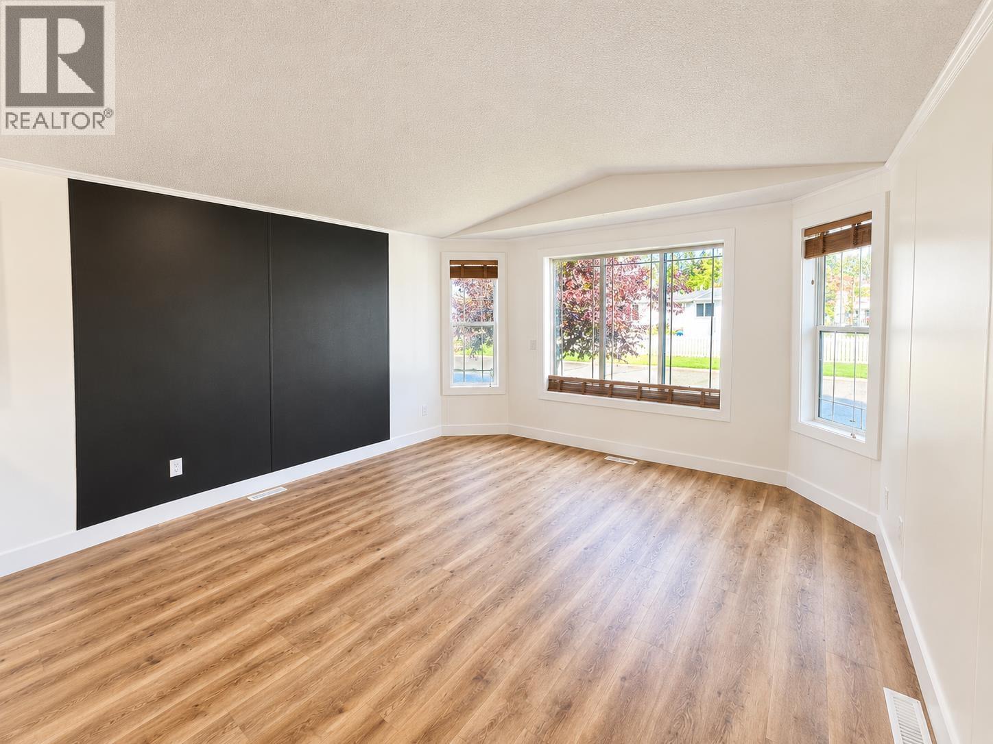 3 3278 Third Avenue Property Photo 5