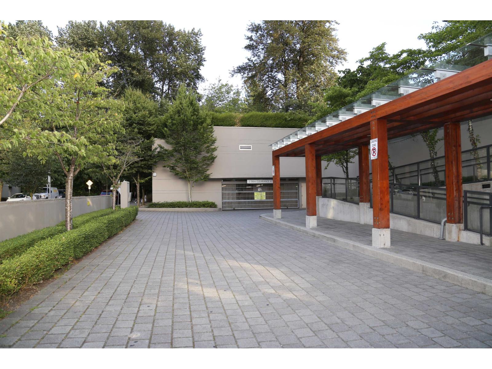 305 8110 120a Street Property Photo 1