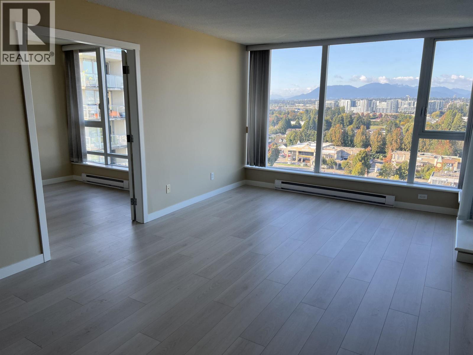 1702 5068 Kwantlen Street Photo de la propriété 1