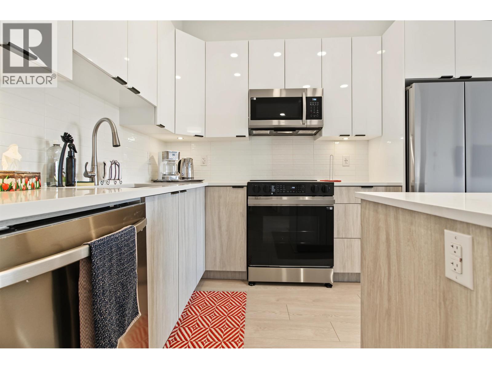 411 11655 Fraser Street Property Photo 6