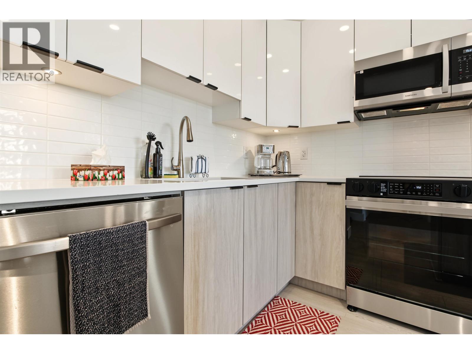 411 11655 Fraser Street Property Photo 7