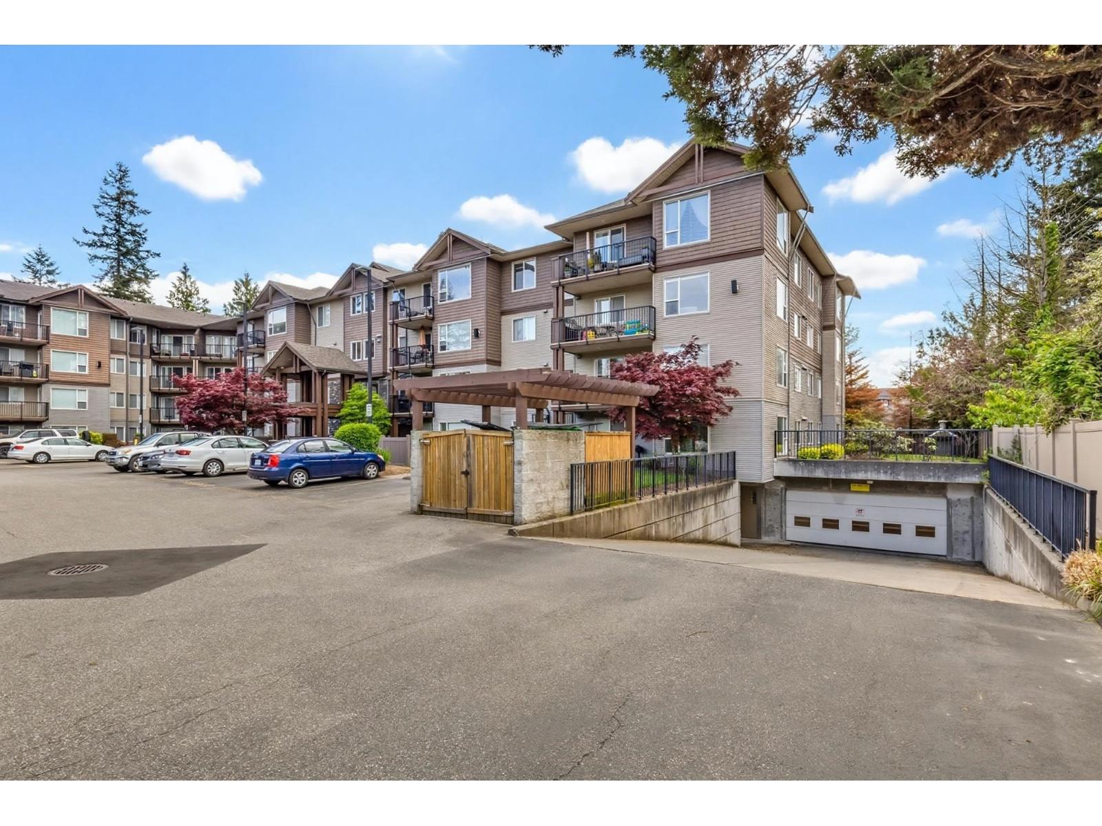 104 2581 Langdon Street Property Photo 2