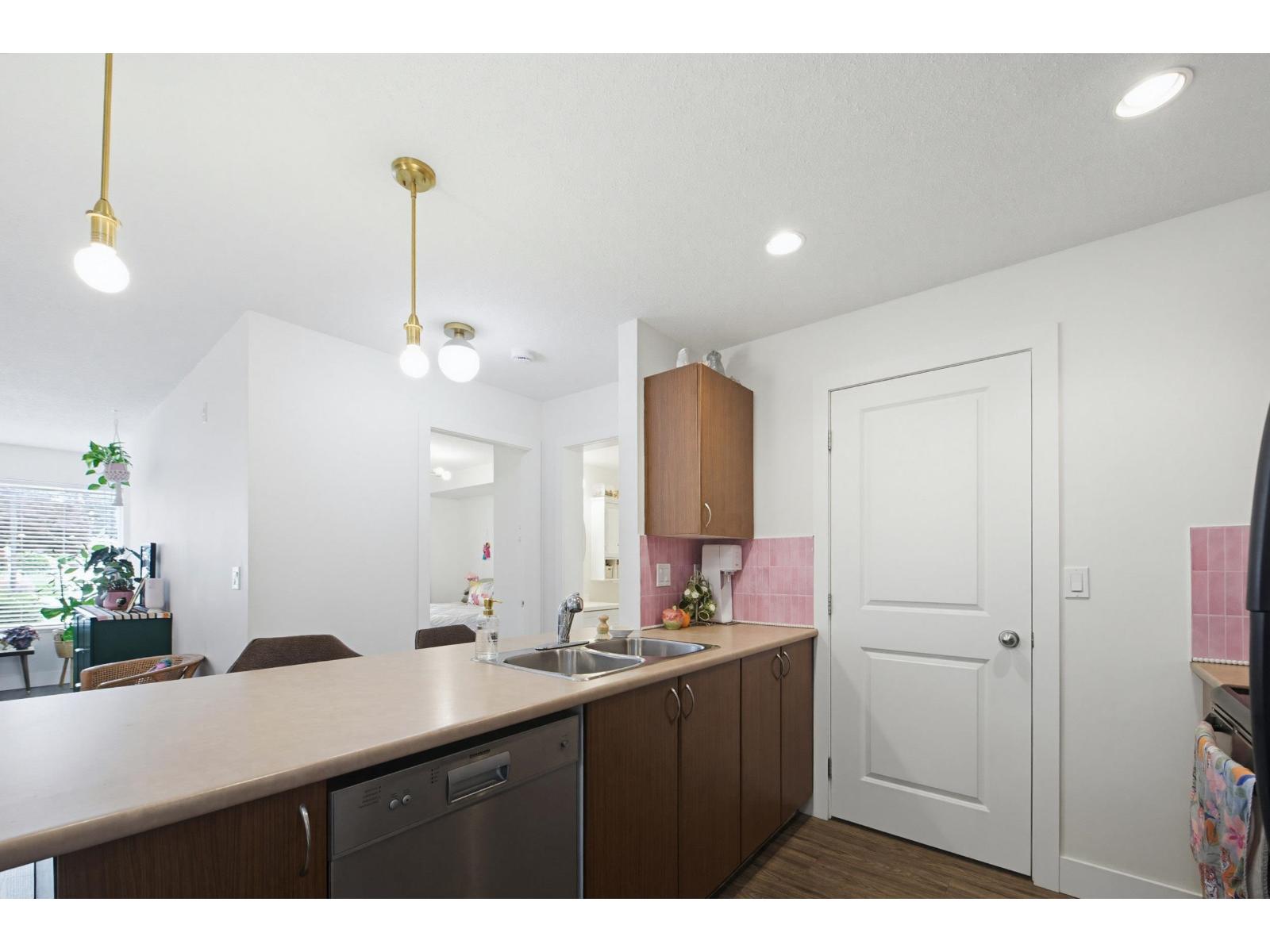 104 2581 Langdon Street Property Photo 17