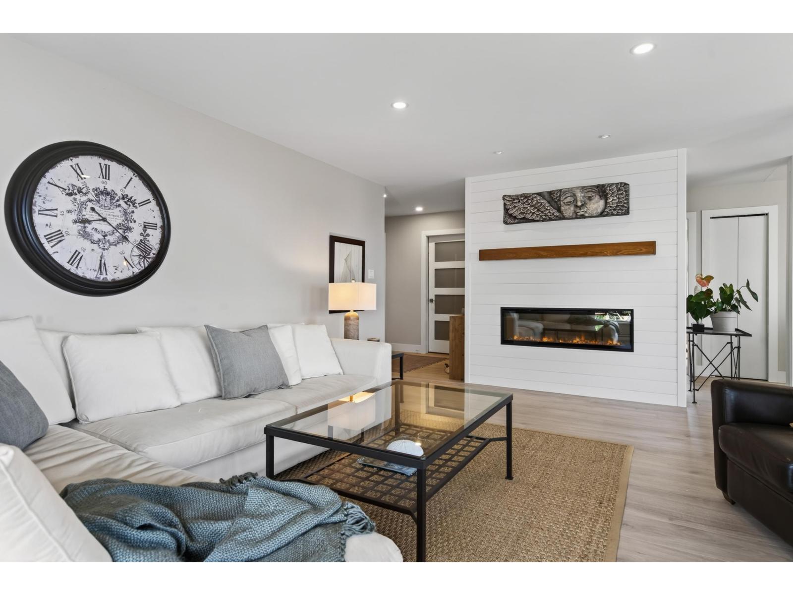 302 1290 Martin Street Property Photo 4