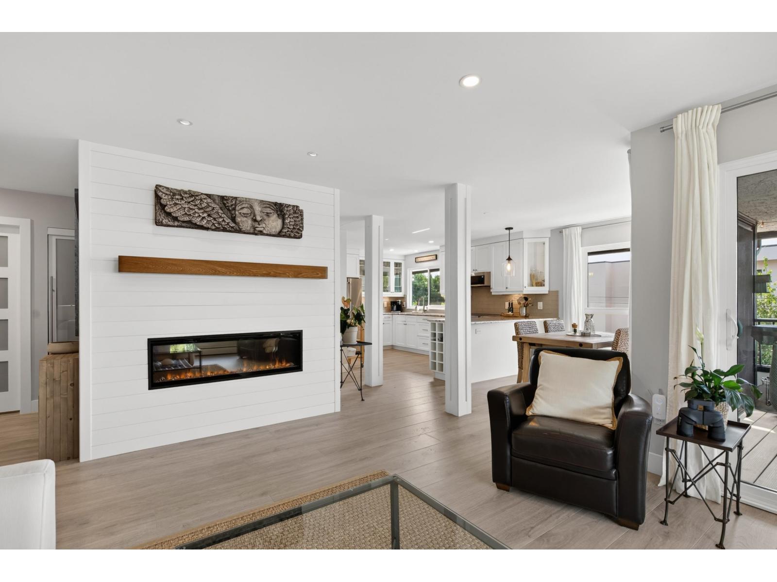 302 1290 Martin Street Property Photo 6
