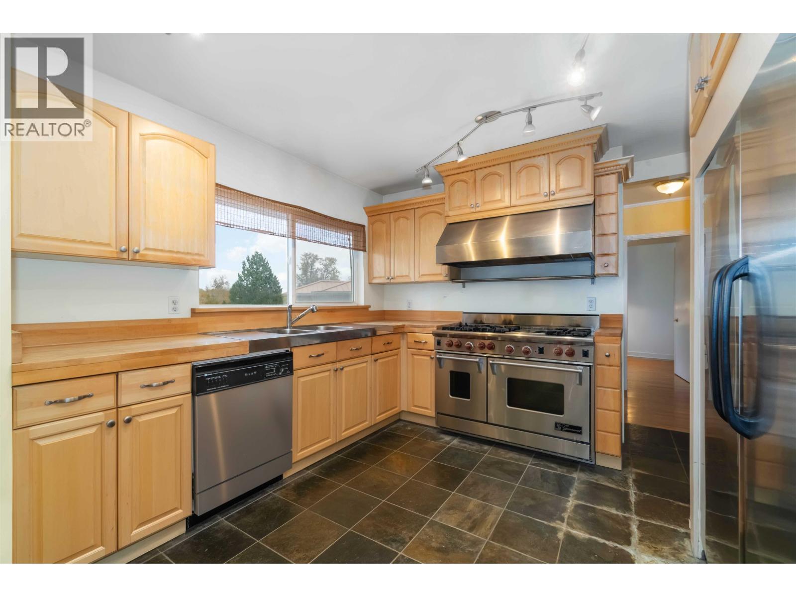 4037 Nithsdale Street Property Photo 13