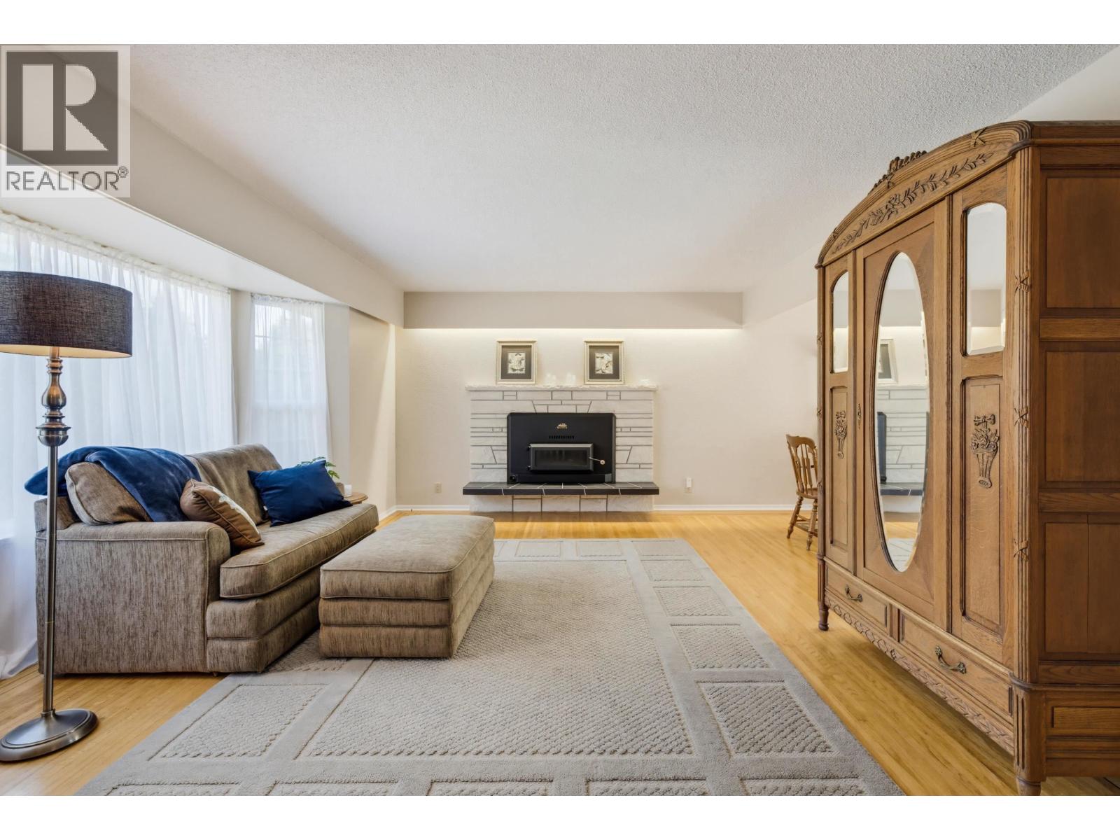 5247 57 Street Property Photo 4
