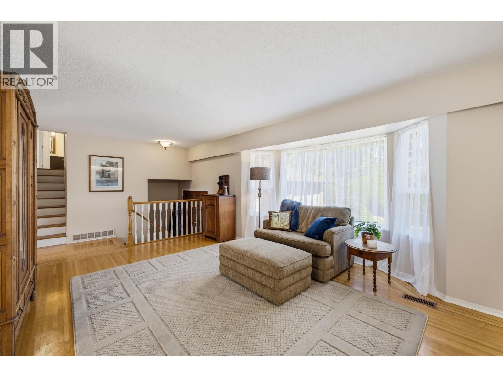 5247 57 Street Property Photo 5