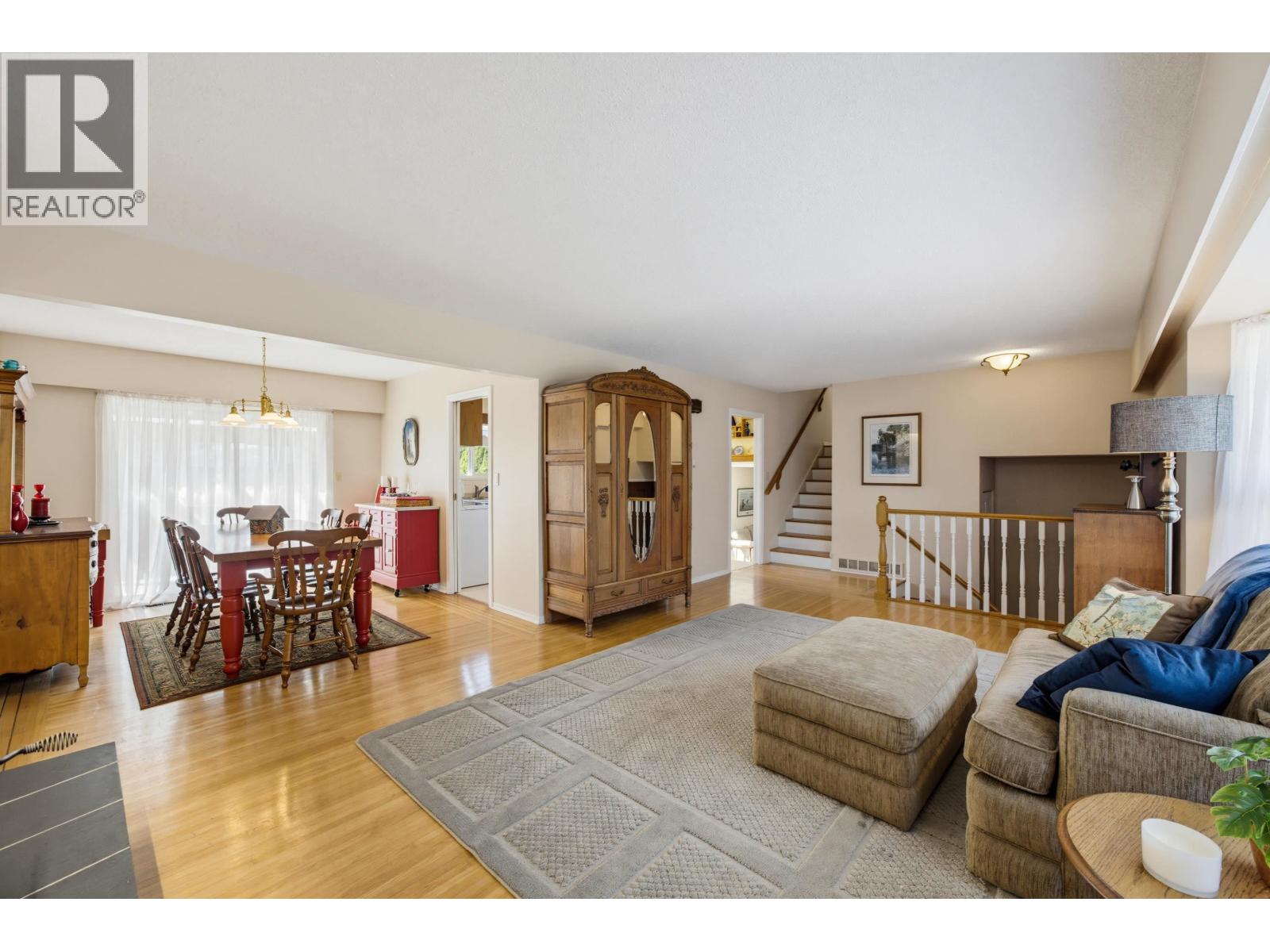 5247 57 Street Property Photo 6