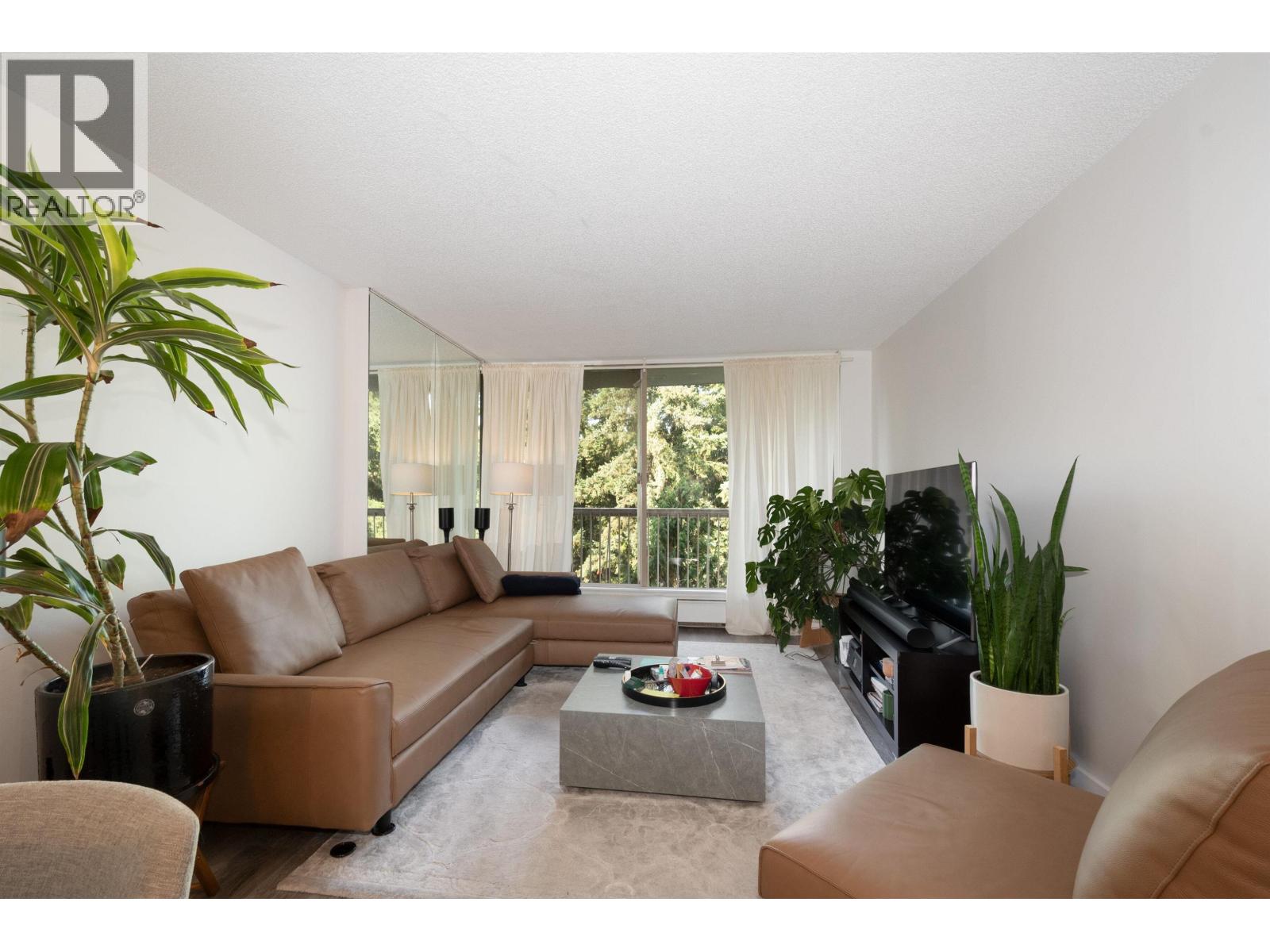 901 2020 Fullerton Avenue Property Photo 1