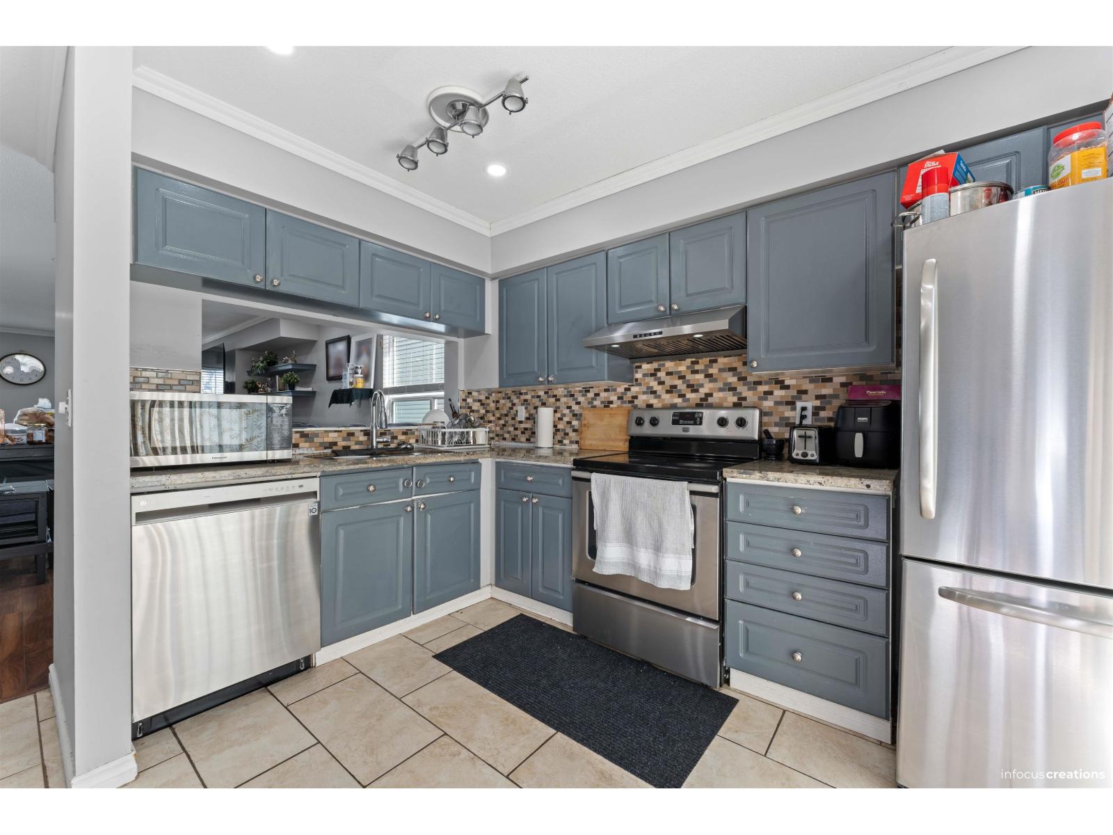 28 13713 72a Avenue Property Photo 9