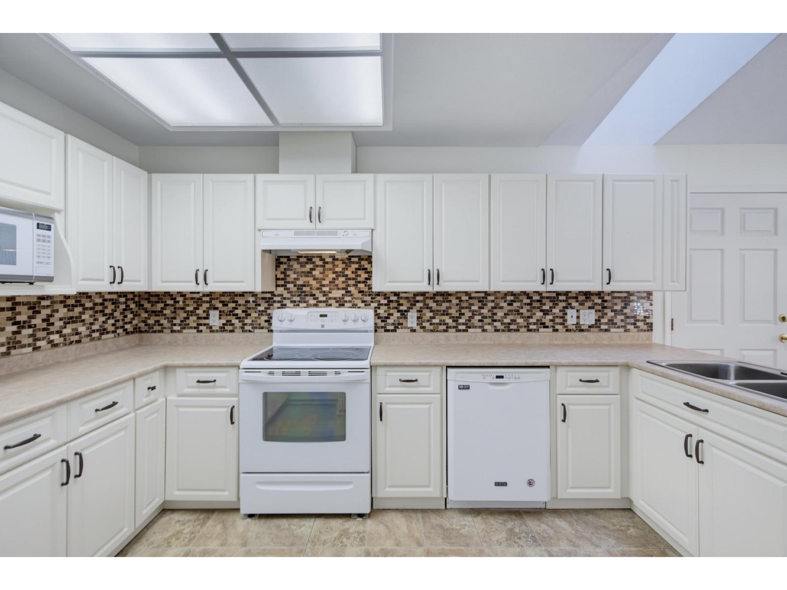 97 8737 212 Street Property Photo 13