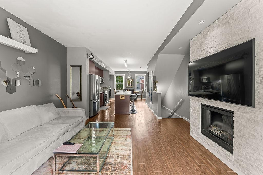 38 18983 72a Avenue Property Photo 1