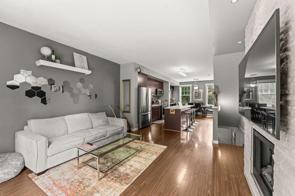 38 18983 72a Avenue Property Photo 2