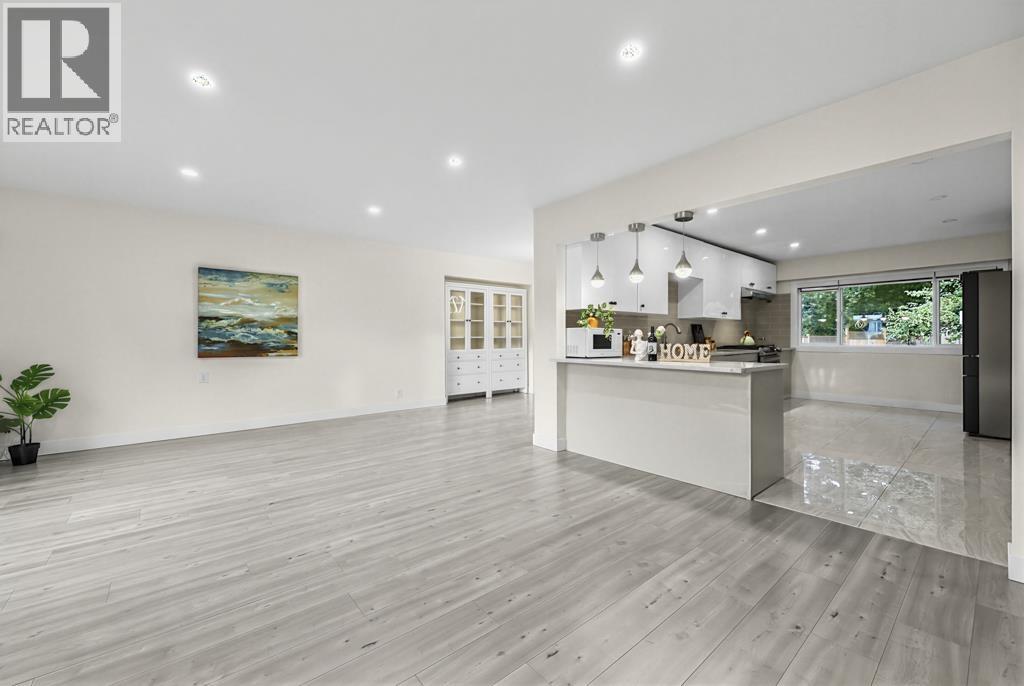 4936 Barker Crescent Property Photo 6