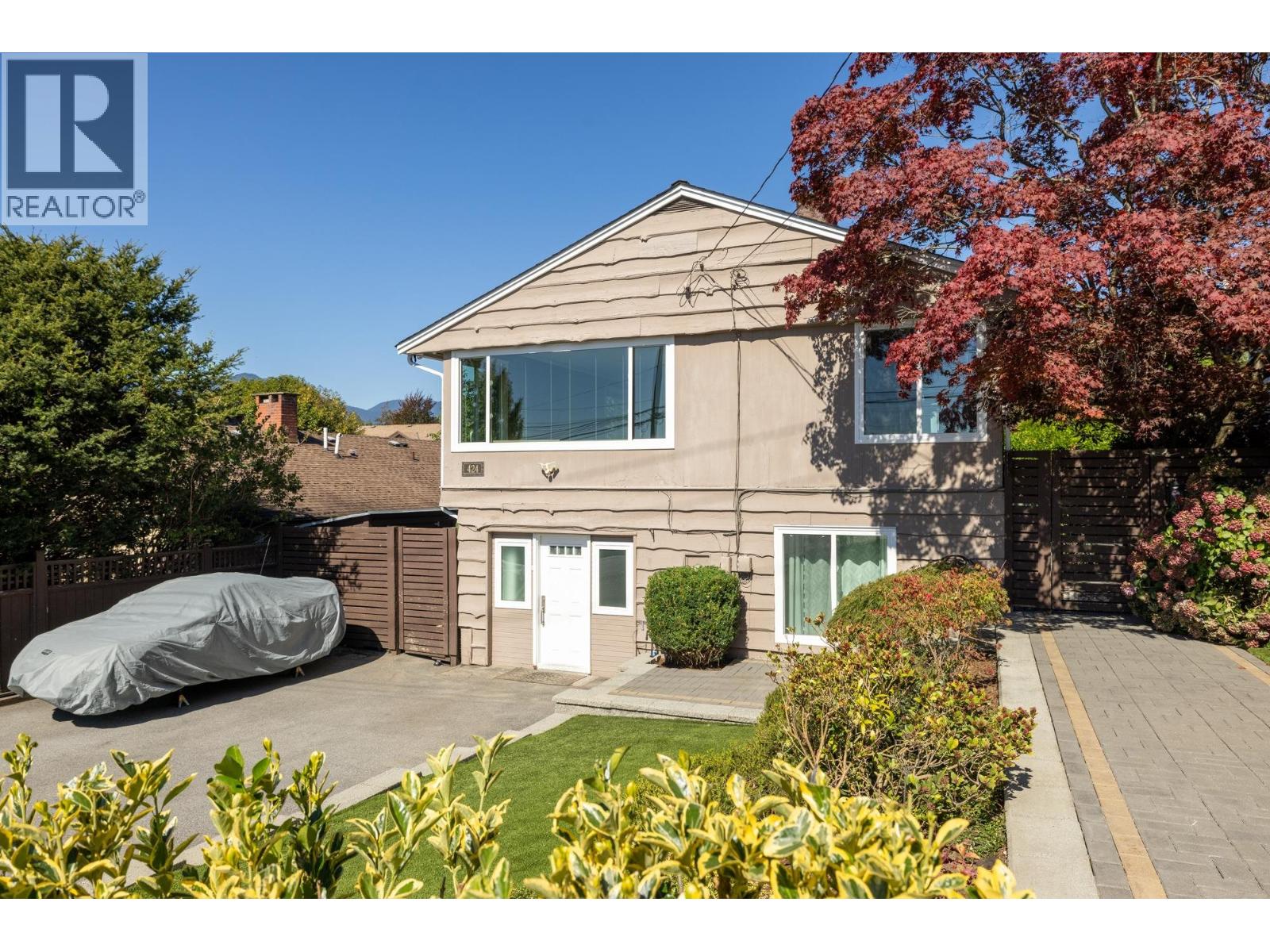 424 W Queens Road Property Photo 1