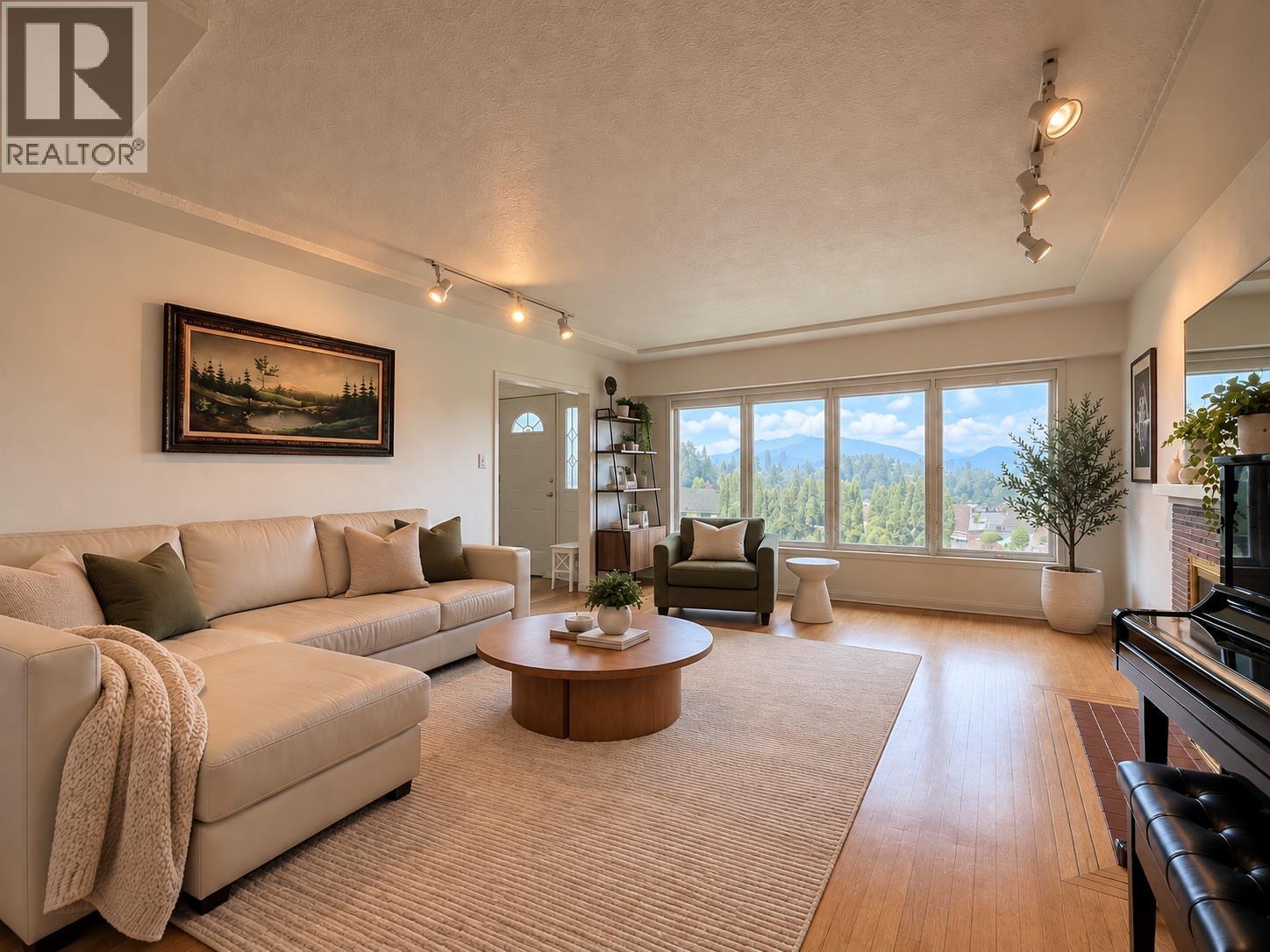 4238 Price Crescent Property Photo 4