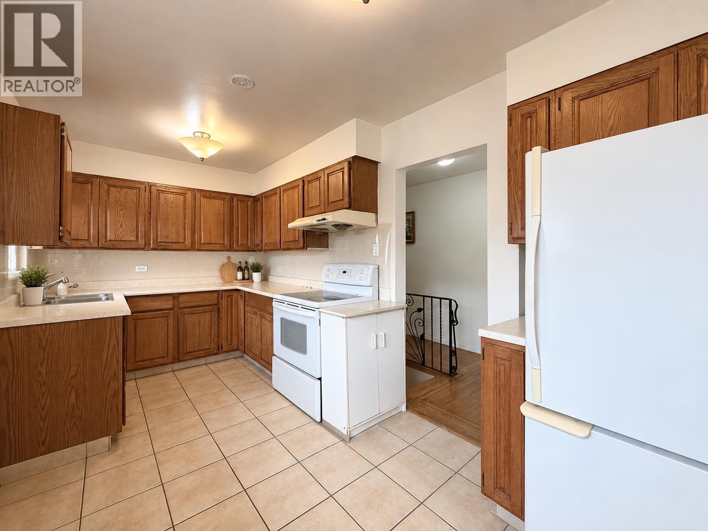 4238 Price Crescent Property Photo 7