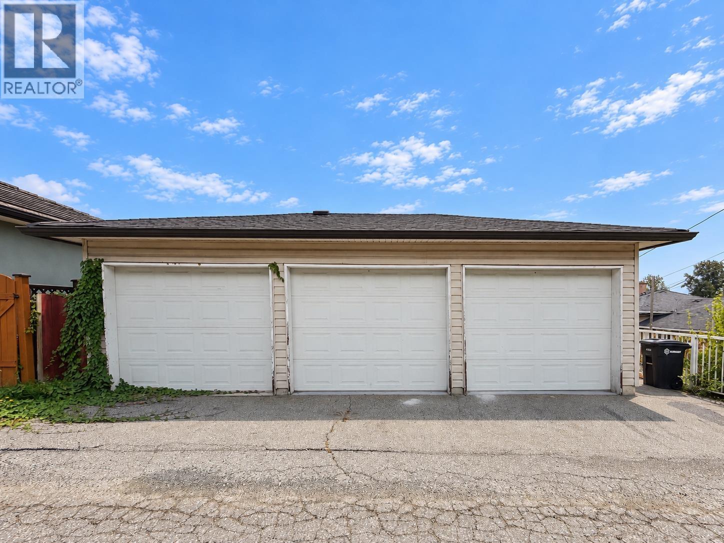 4238 Price Crescent Property Photo 21