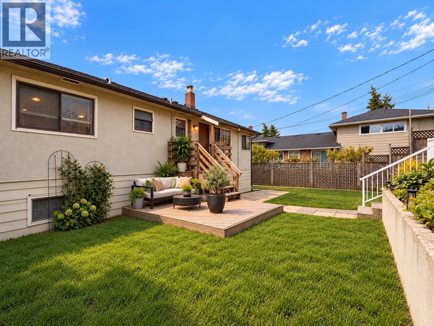 4238 Price Crescent Property Photo 23