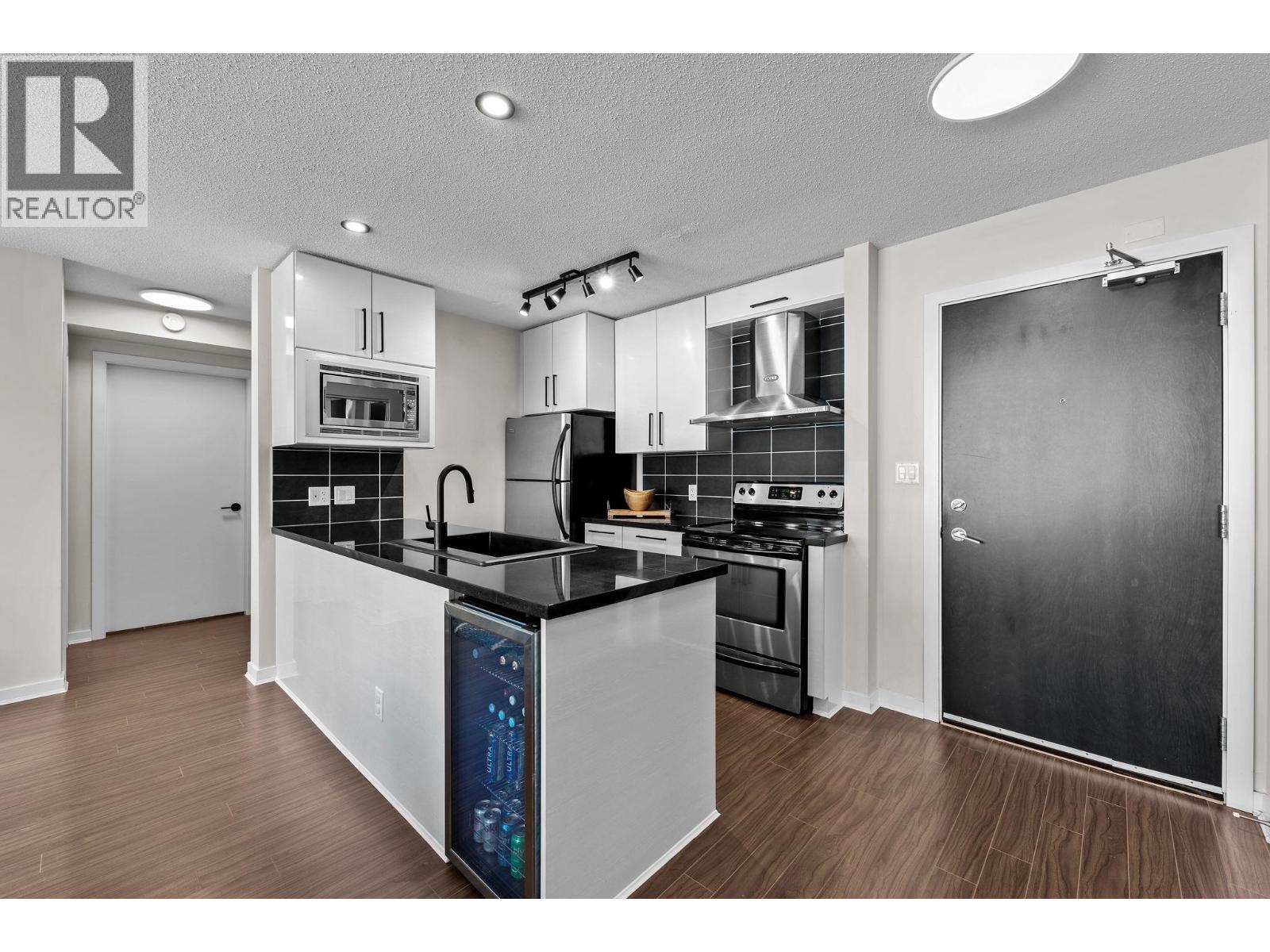 306 633 Abbott Street Property Photo 1