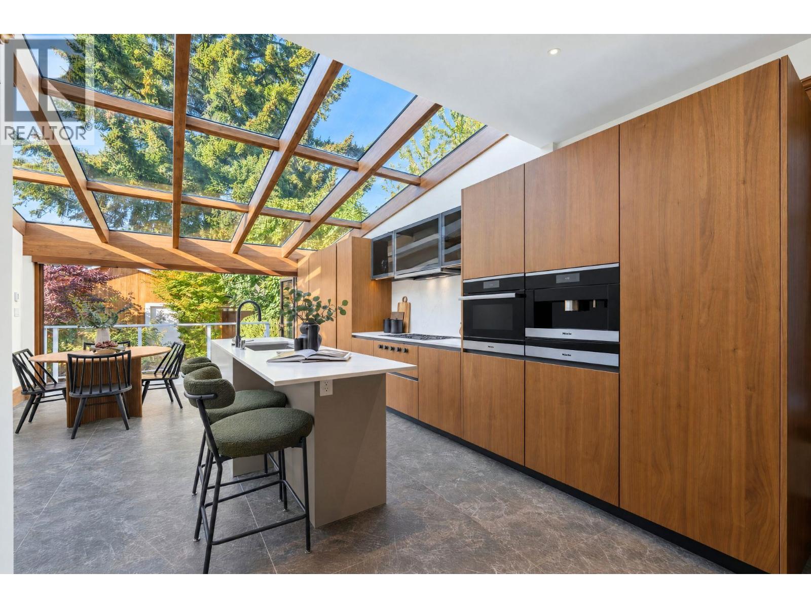 647 Prior Street Property Photo 1