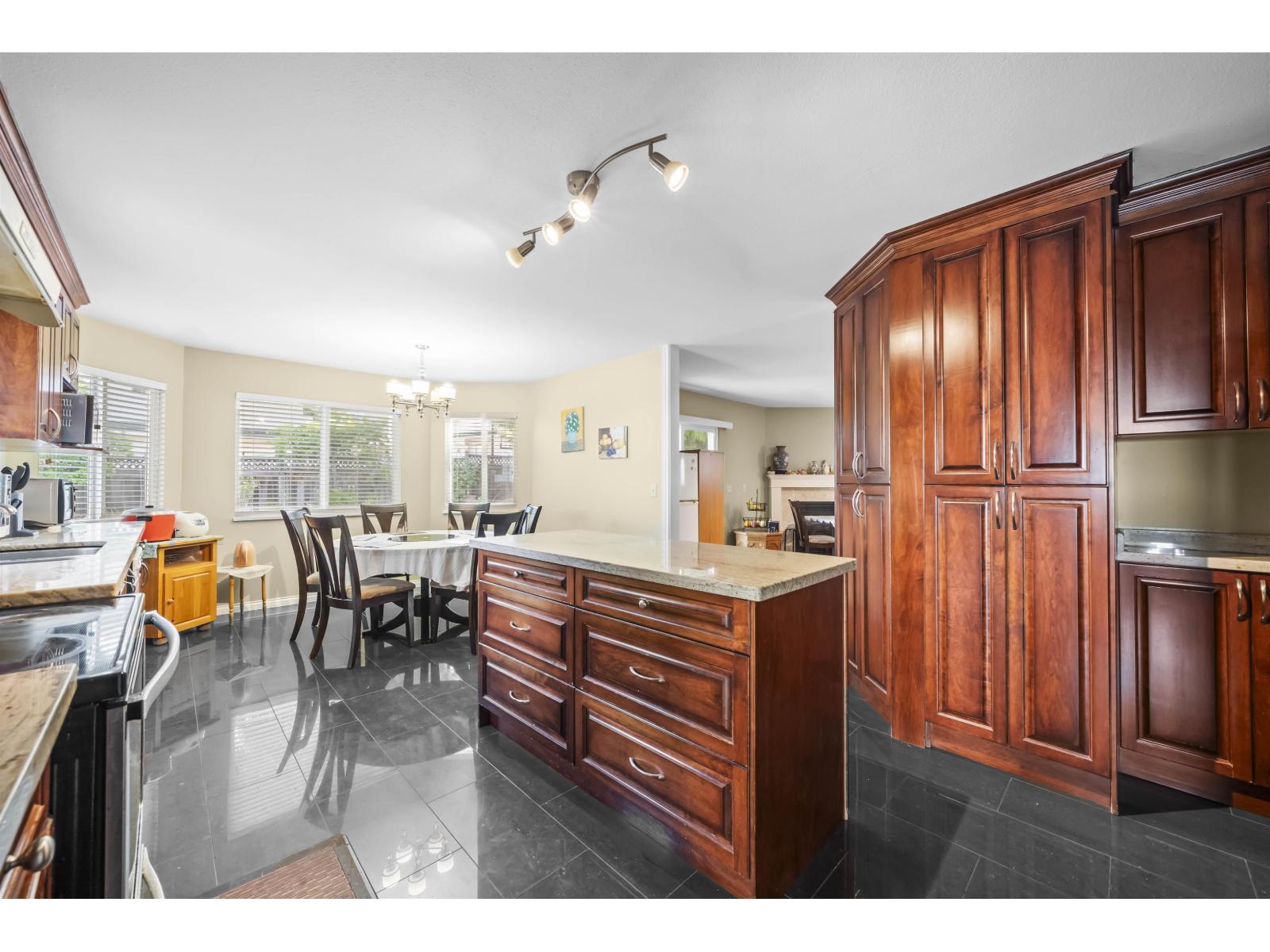 6012 124 Street Property Photo 6