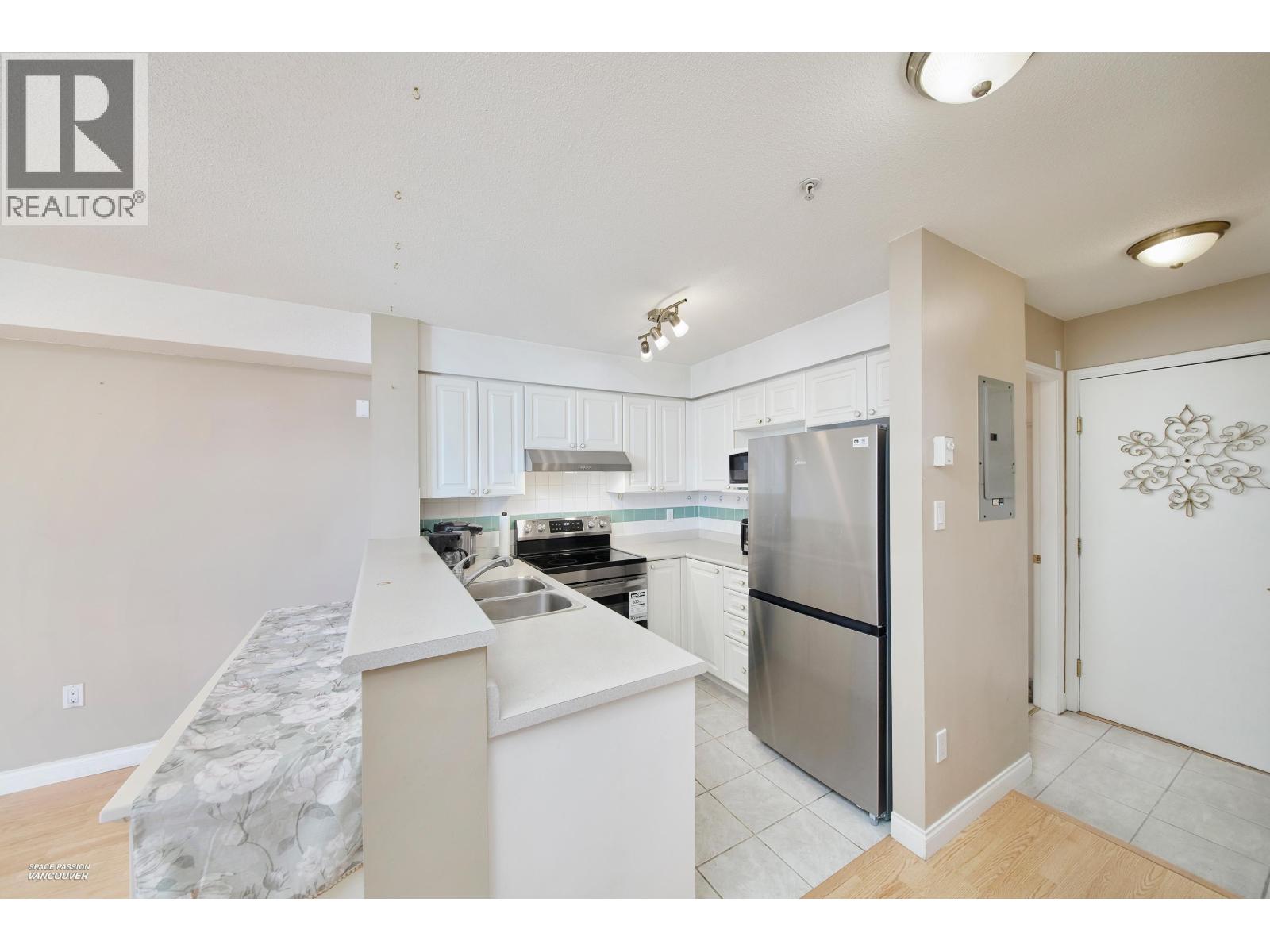 301 8989 Hudson Street Property Photo 2