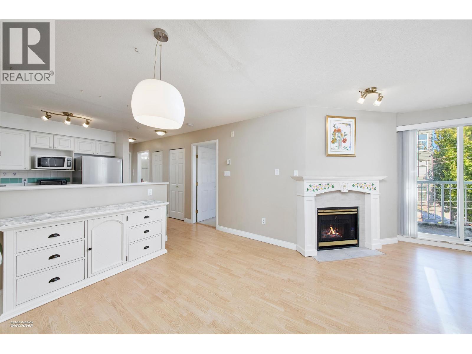 301 8989 Hudson Street Property Photo 3