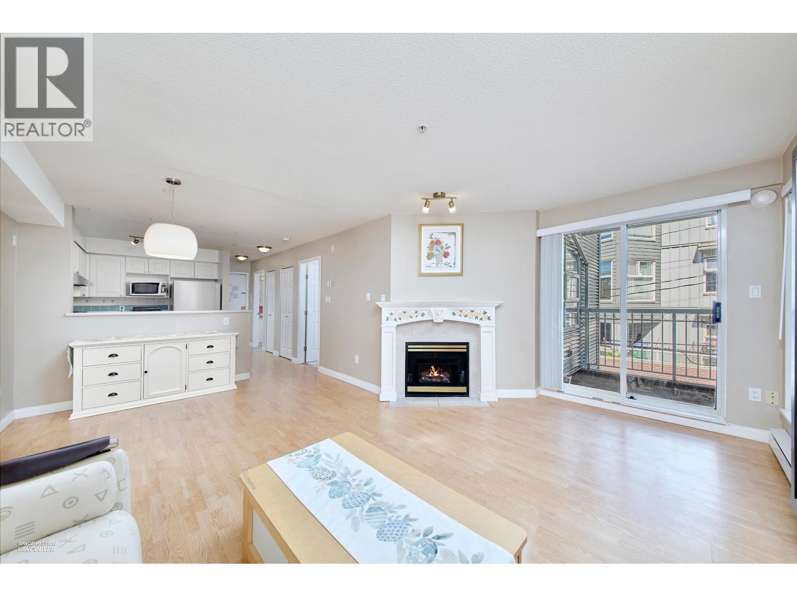 301 8989 Hudson Street Property Photo 4