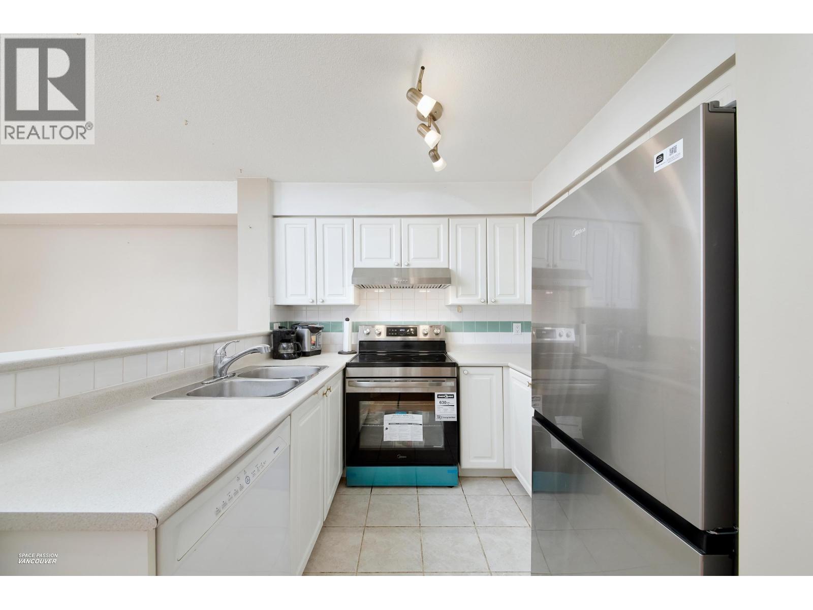 301 8989 Hudson Street Property Photo 5