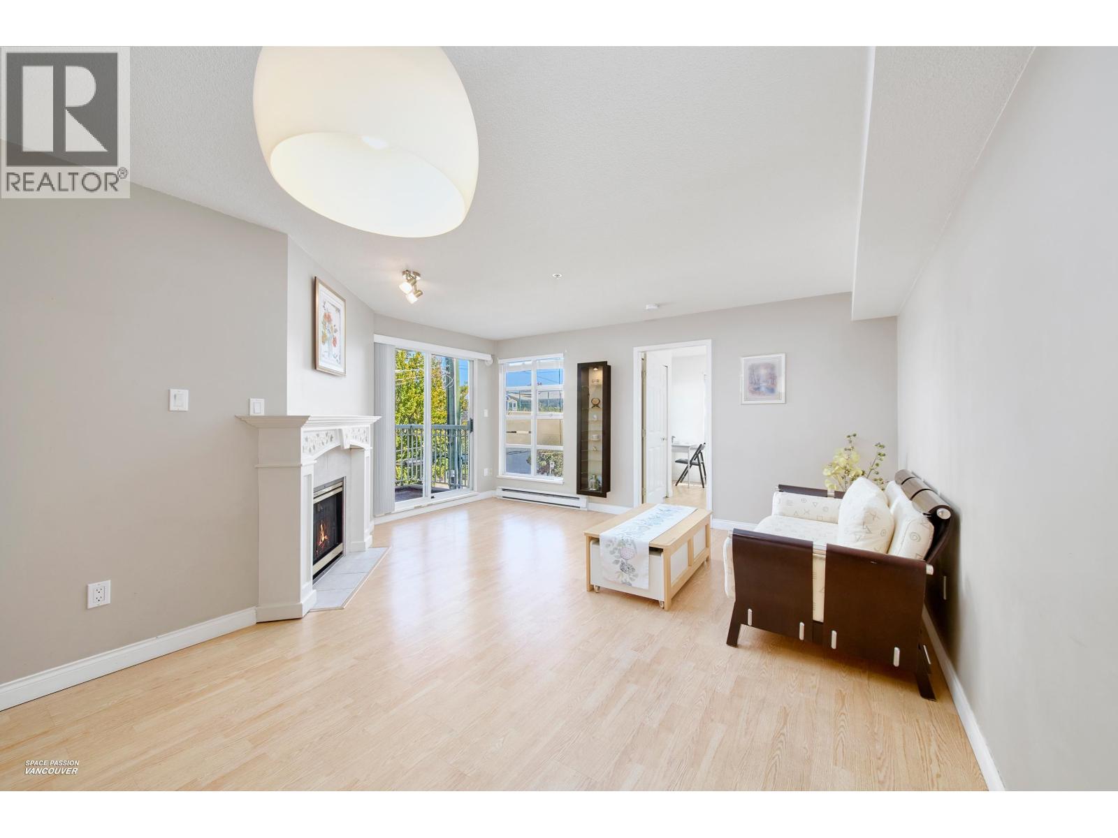 301 8989 Hudson Street Property Photo 8