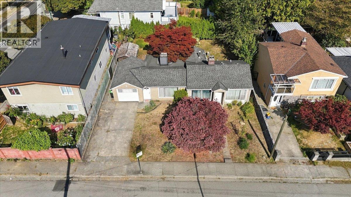 2219 E 25th Avenue Property Photo 2