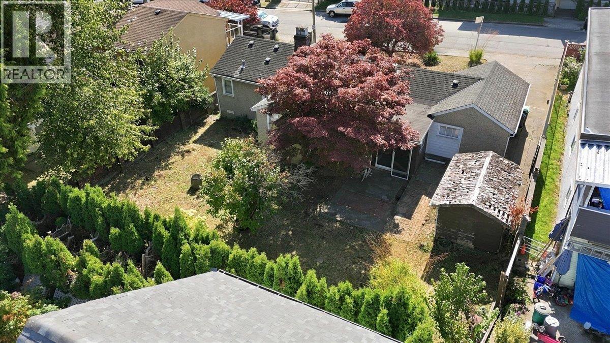 2219 E 25th Avenue Property Photo 7