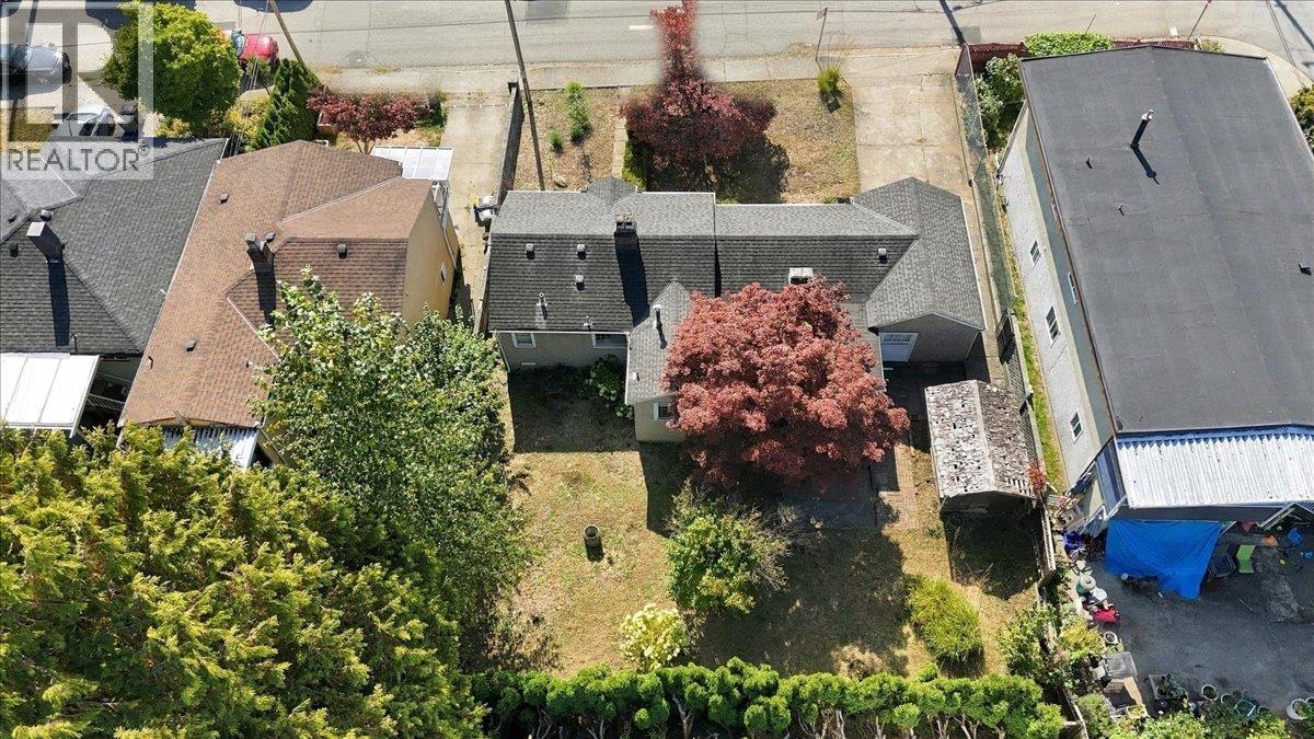2219 E 25th Avenue Property Photo 8